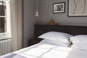 Hypo-allergenic bedding, minibar, in-room safe, desk - The Laslett Hotel (London)