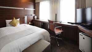 A hotel room with a large bed, a desk with a chair, a television, and a window with curtains. - Hotel Mets Niigata (Niigata)