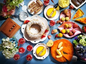 Daily buffet breakfast (CNY 182 per person)