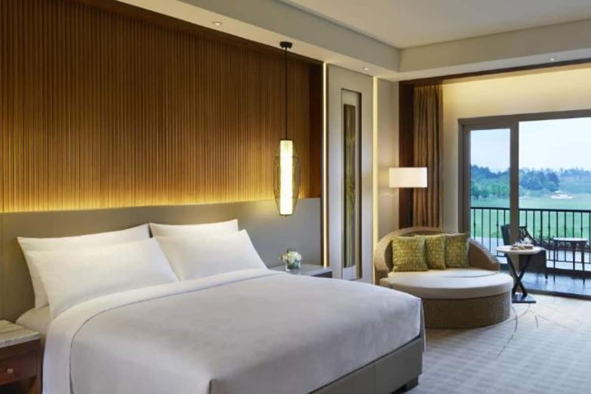 1 bedroom, premium bedding, minibar, in-room safe