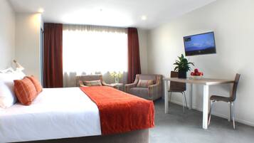 Estudio ejecutivo, 1 cama King size | 1 habitación, escritorio, cortinas blackout y insonorización