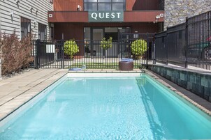 Área de piscina com uma placa indicando 'QUEST' sobre a entrada.