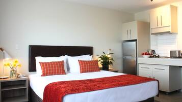 Studio, 1 King Bed | Private kitchen | Fridge, microwave, dishwasher, coffee/tea maker