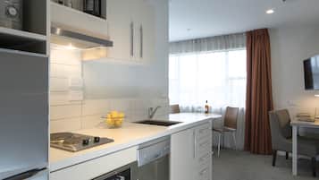 Tủ lạnh, lò vi sóng, bếp nấu, máy rửa bát