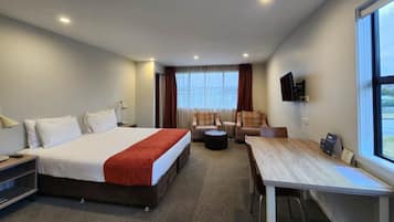 Studio Executive, 1 giường cỡ king | 1 phòng ngủ, bàn, màn/rèm cản sáng, phòng cách âm