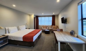 1 bedroom, desk, blackout curtains, soundproofing