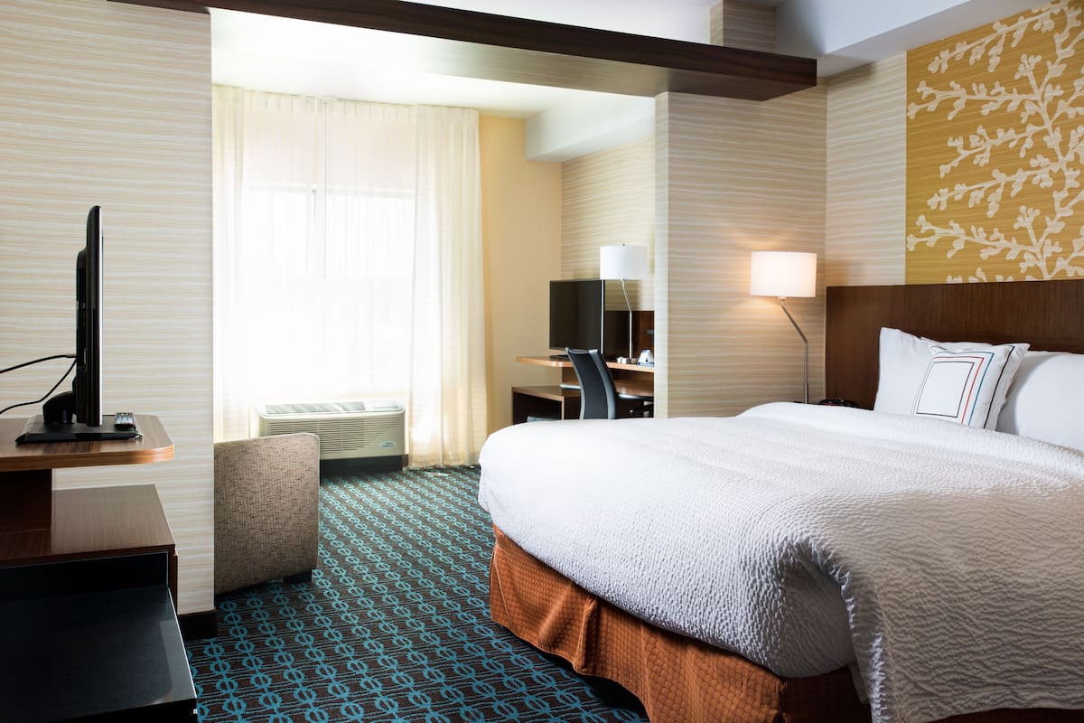 1 bedroom, hypo-allergenic bedding, desk, laptop workspace