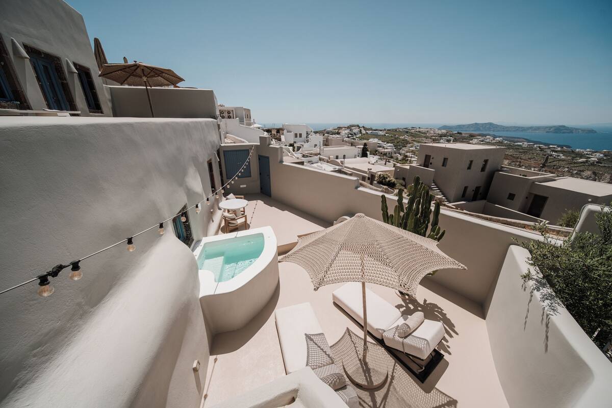 Eine Dachterrasse mit Pool, Liegestühlen und Lichterketten.