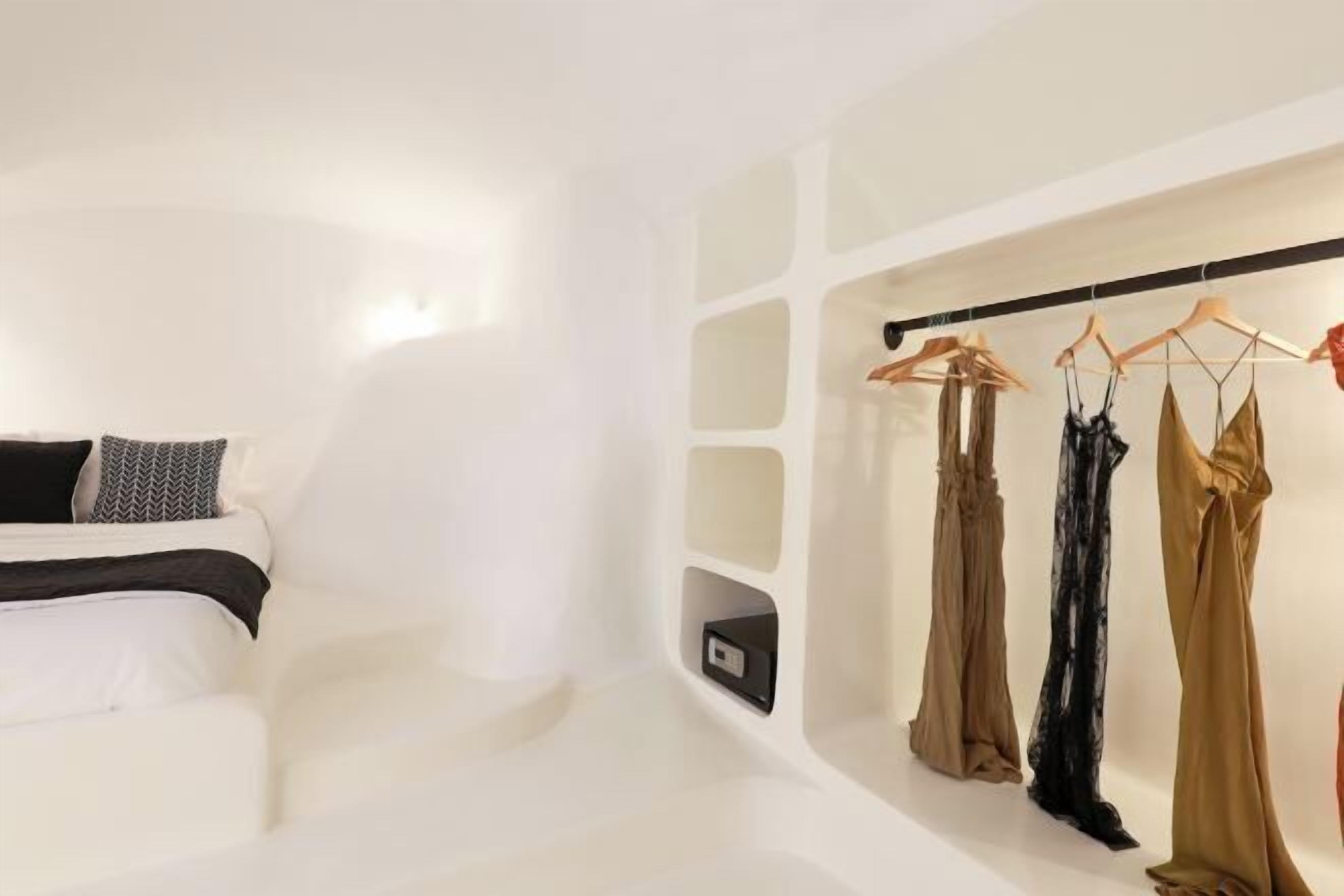 Sängtillbehör av högsta kvalitet och värdeförvaringsskåp på rummet