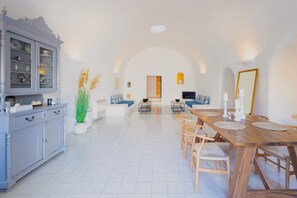 Suite (Canava with outdoor Hot Tub) | Coin séjour | Télévisions à écran plasma