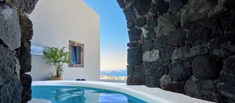 Luna Santorini Suites