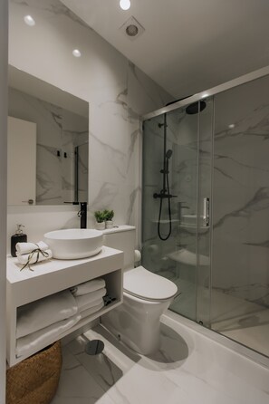 Standard-Doppel- oder -Zweibettzimmer | Badezimmer | Dusche, kostenlose Toilettenartikel, Haartrockner, Handtücher