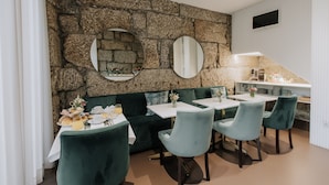 Breakfast area - Trovador City Guest House (Guimarães)
