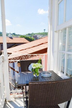 Outdoor dining - Trovador City Guest House (Guimarães)