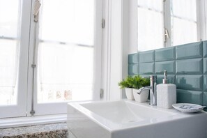 Bruser, gratis toiletartikler, hårtørrer, håndklæder