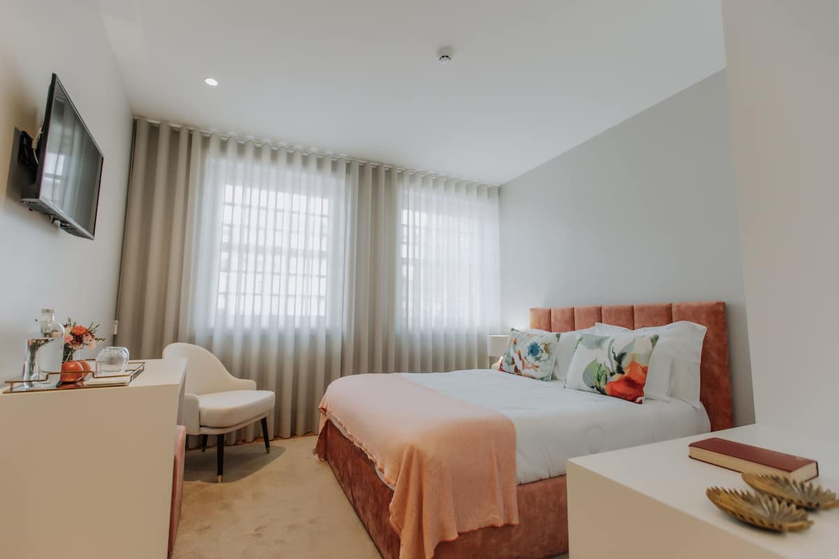 Egyptian cotton sheets, down duvets, soundproofing, cots/infant beds
