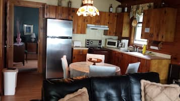 Suite, dapur kecil (River Side View) | Meja kerja dan Wi-Fi gratis