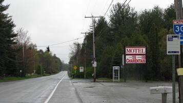 A motel sign with a rate of 40€ per night and 55€ for a weekend.