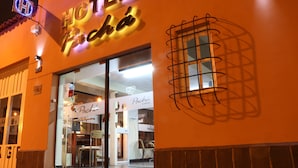 Entrada de un hotel con un cartel que dice "HOTEL Pachac".