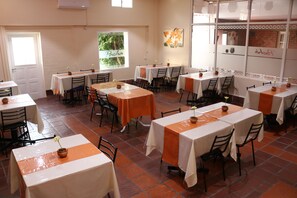 Free daily continental breakfast - Hotel Pachá (Salta)