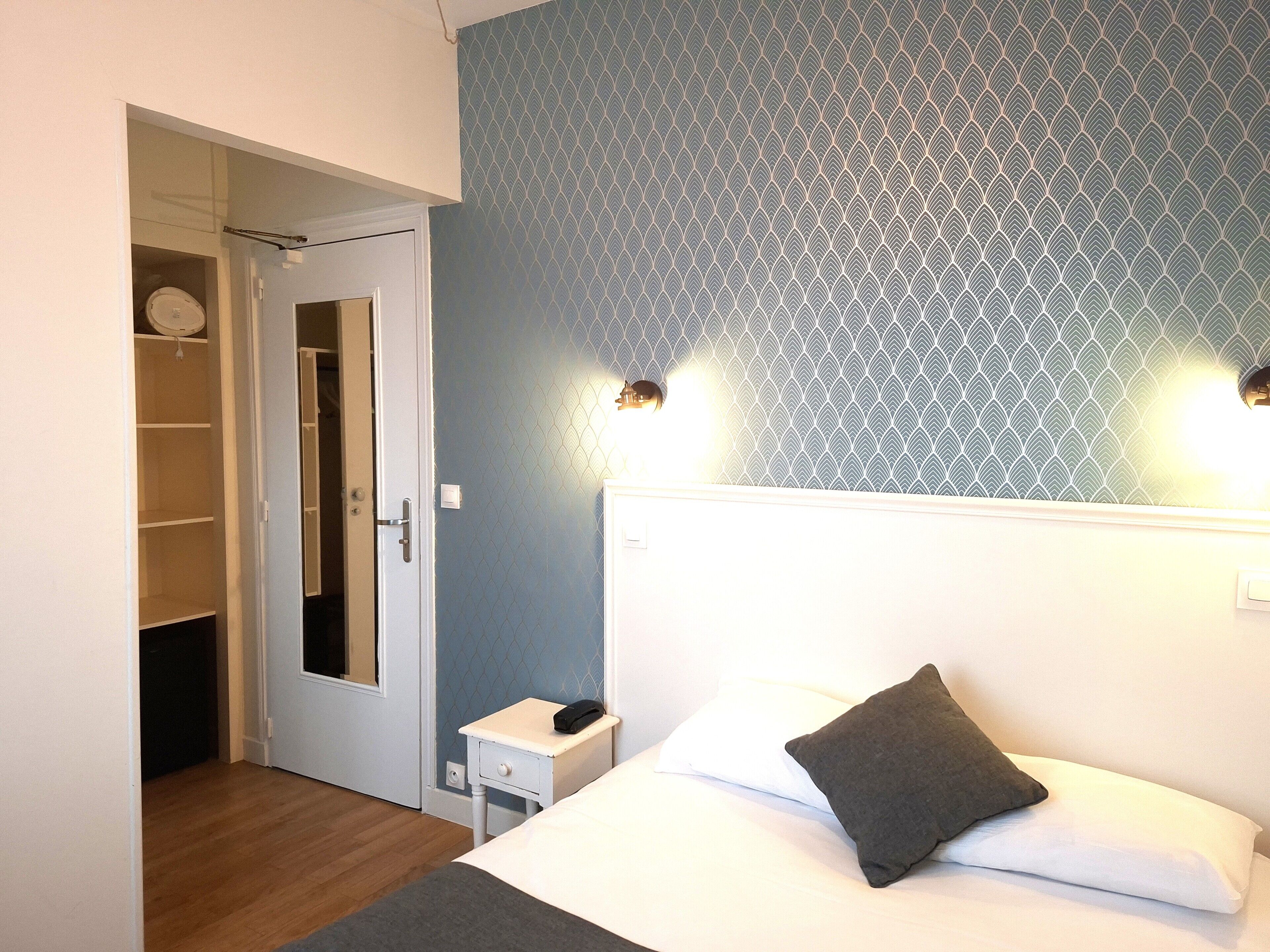 Single Room | In-room safe, desk, laptop workspace, blackout curtains