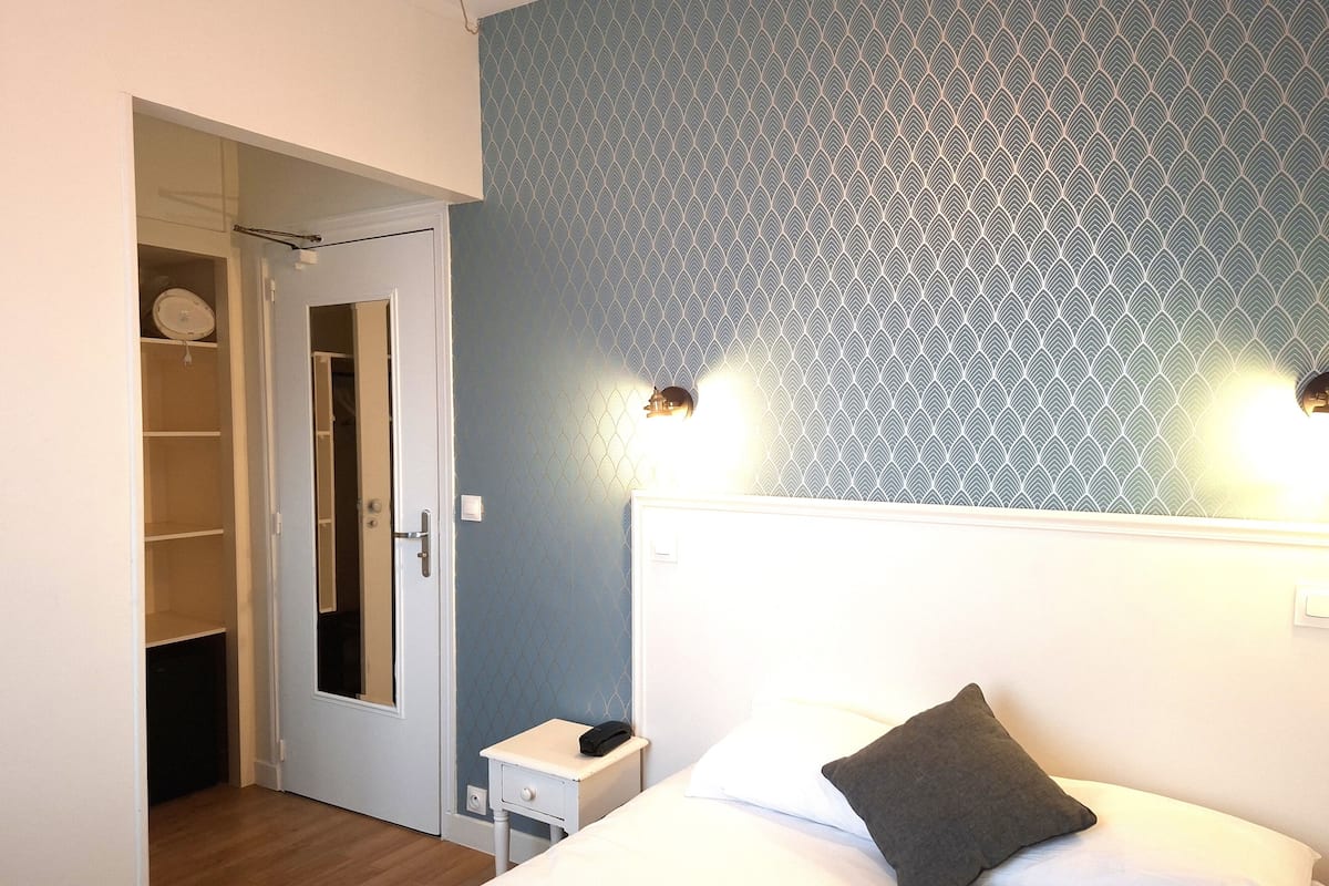 シングルルーム | セーフティボックス (室内)、デスク、ノートパソコン用作業スペース、遮光カーテン