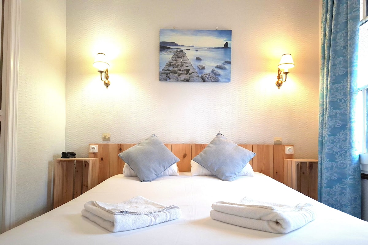 Quarto casal econômico, 1 cama de casal | Cofres nos quartos, escrivaninha, espaço de trabalho para notebook