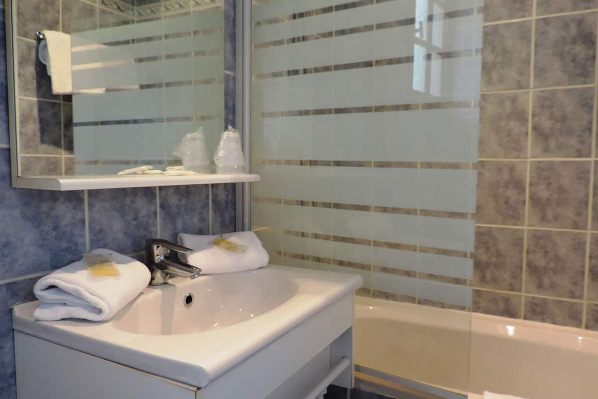 economy double room, 1 double bed | bathroom | bathtub, free toiletries, hair dryer, towels