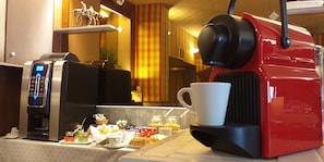 Tägliches Frühstücksbuffet (11 EUR pro Person)