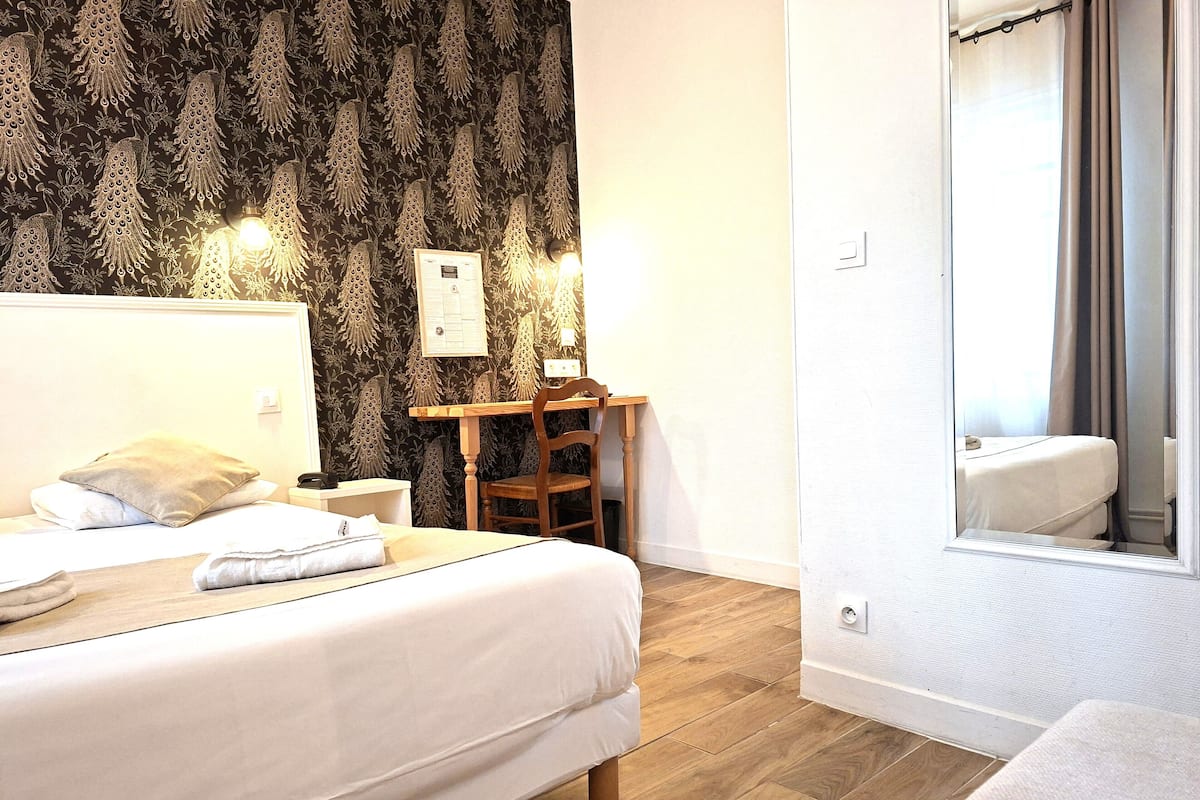 ダブルルーム | セーフティボックス (室内)、デスク、ノートパソコン用作業スペース、遮光カーテン