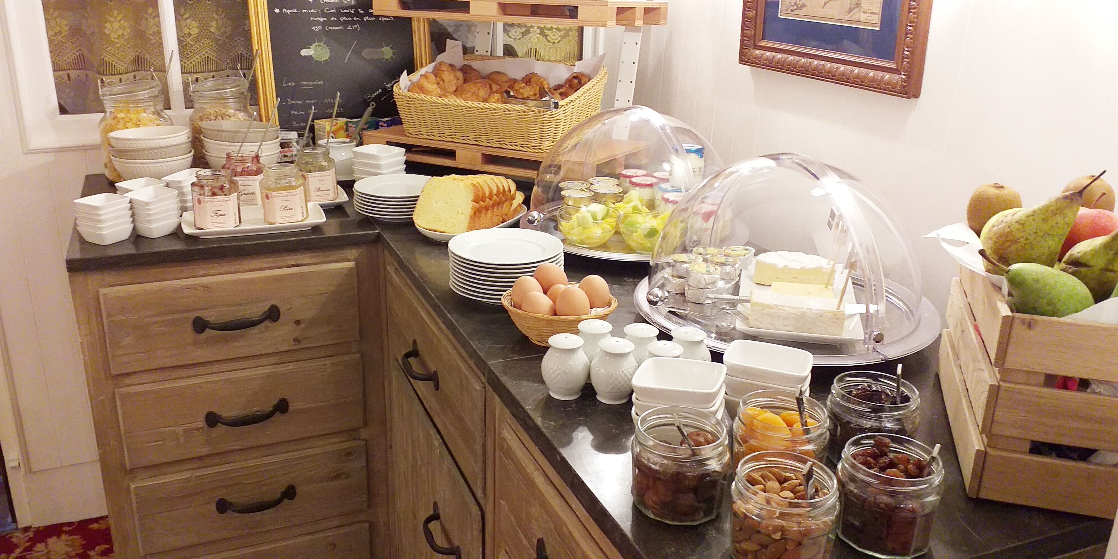 Petit déjeuner buffet (13 EUR par personne)