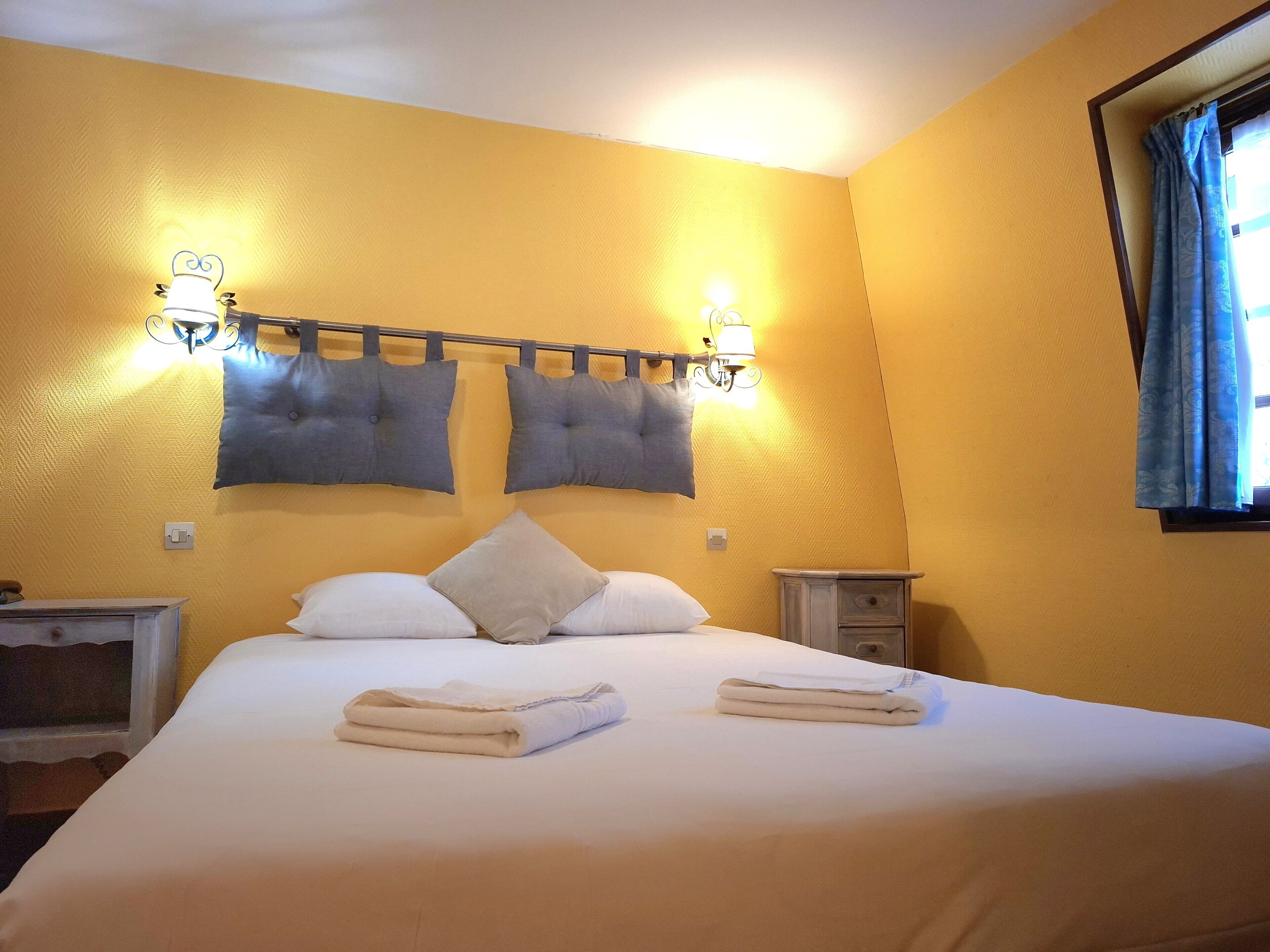 Family Room | In-room safe, desk, laptop workspace, blackout curtains