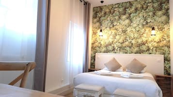 Tweepersoonskamer | Een kluis op de kamer, een bureau, een laptopwerkplek