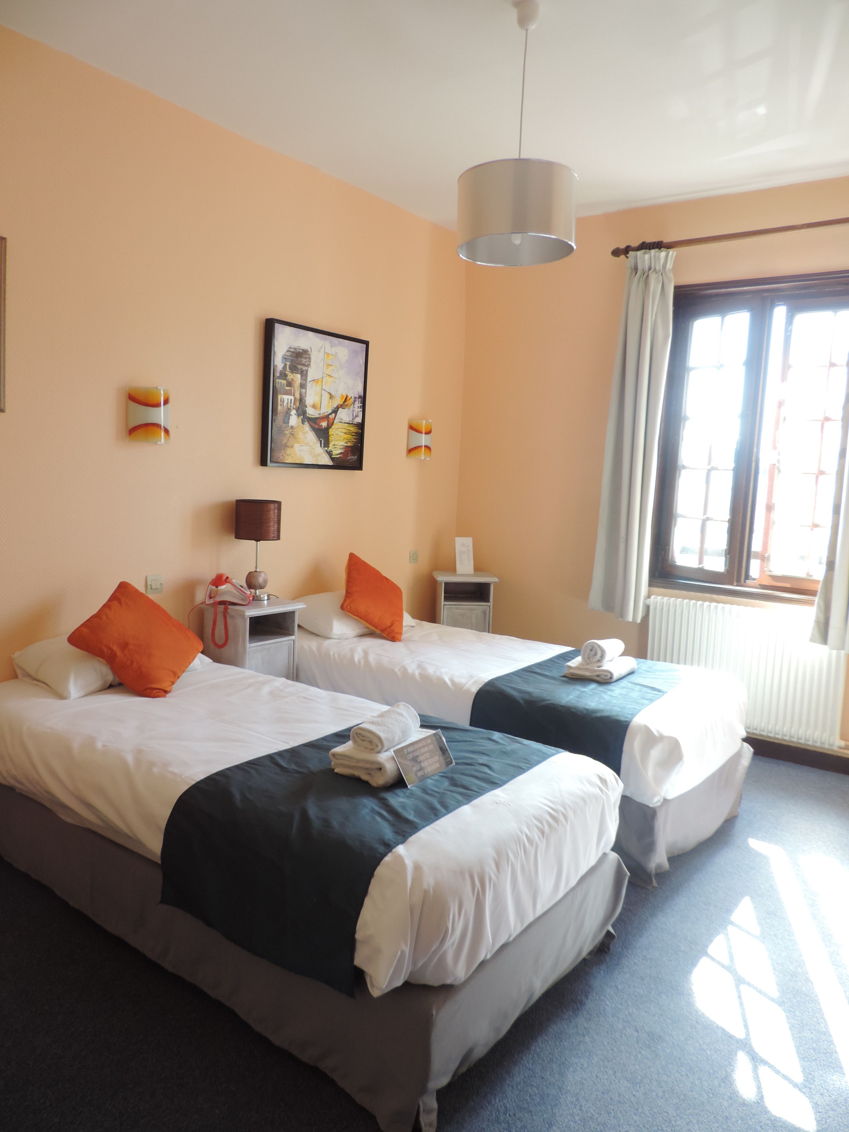 classic twin room | 1 bedroom, in-room safe, desk, laptop workspace