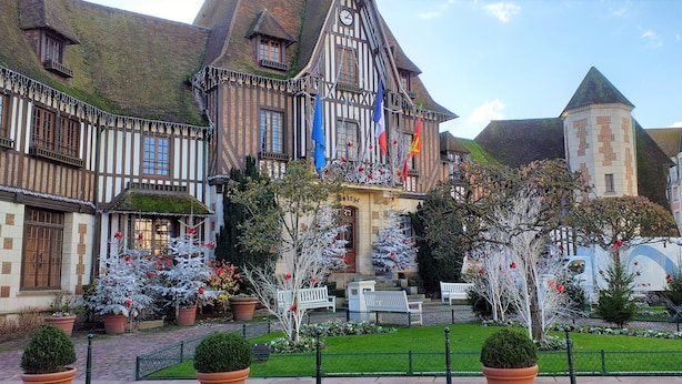 A traditional European building with a symmetrical facade, multiple windows, and a central entrance. - Hôtel Le Chantilly (Deauville)