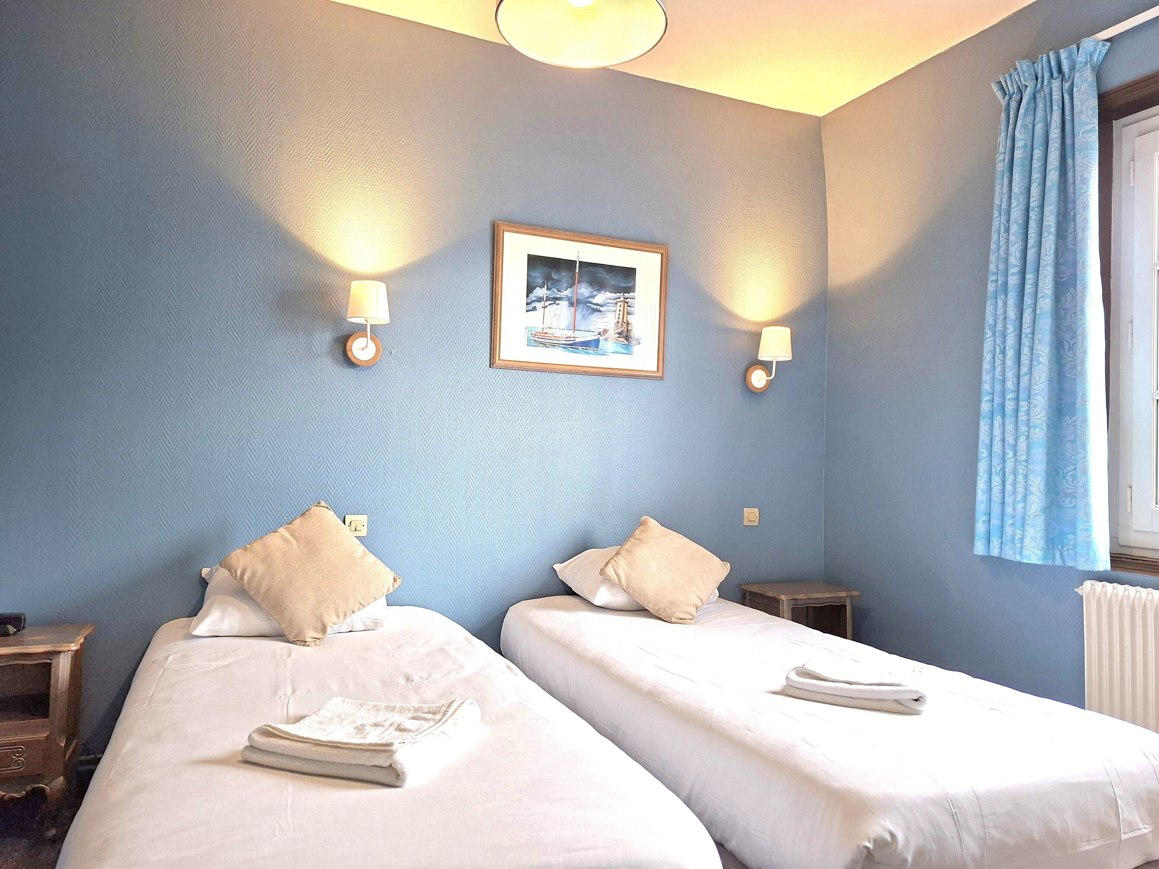 Classic Twin Room | In-room safe, desk, laptop workspace, blackout curtains