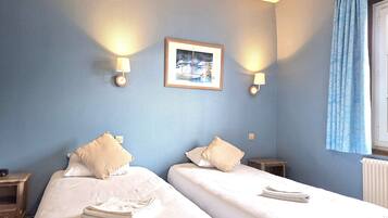 Classic Twin Room | In-room safe, desk, laptop workspace, blackout curtains