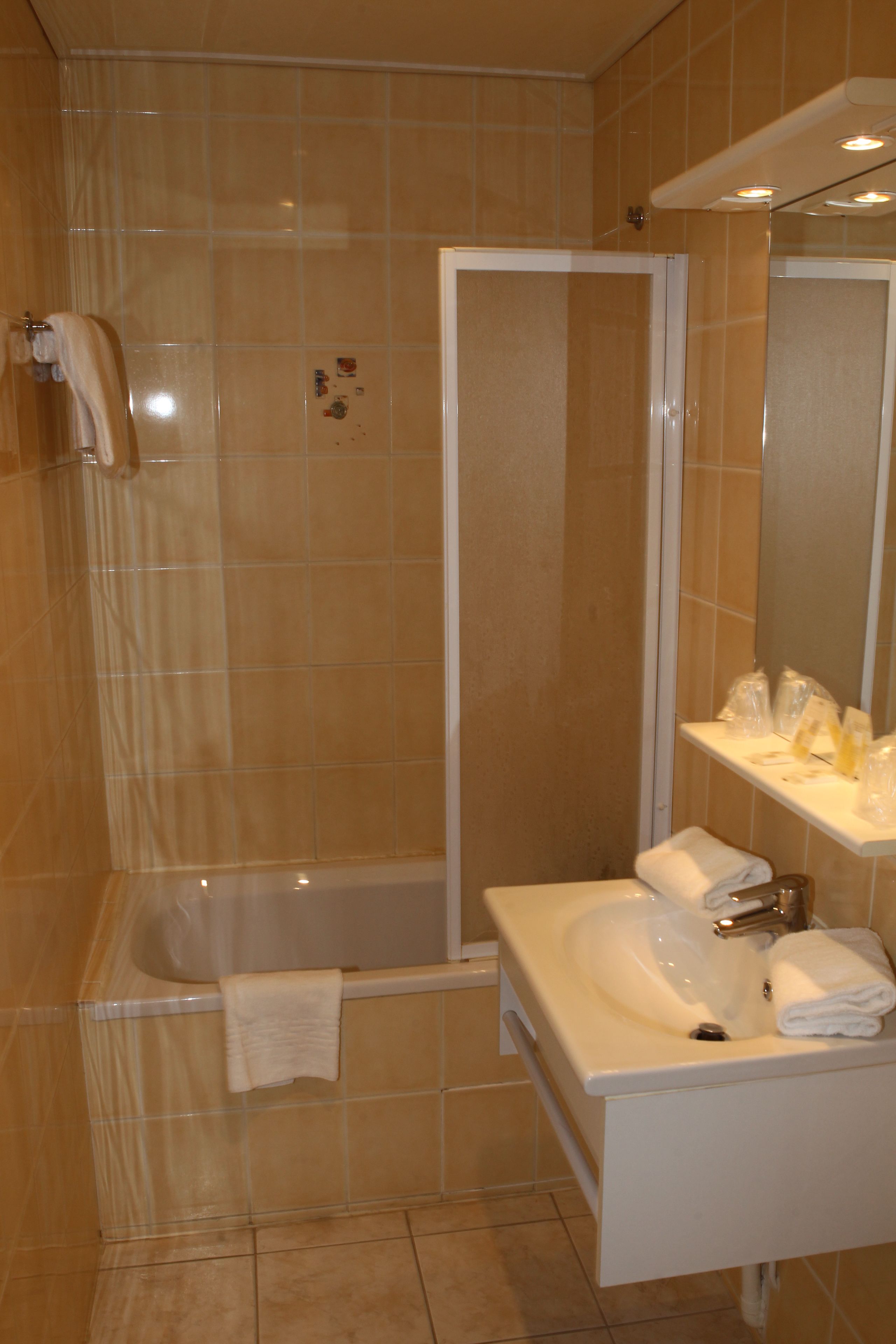classic twin room | bathroom | bathtub, free toiletries, hair dryer, towels