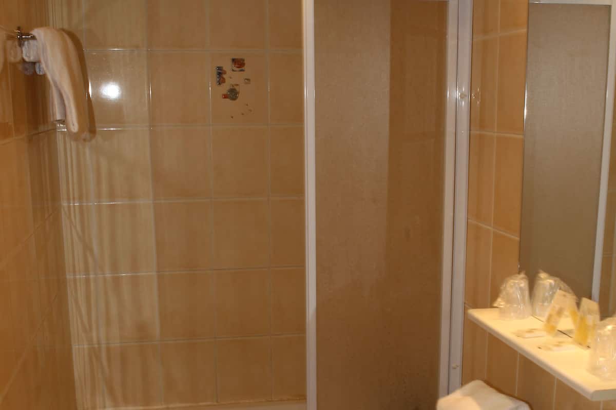 classic twin room | bathroom | bathtub, free toiletries, hair dryer, towels
