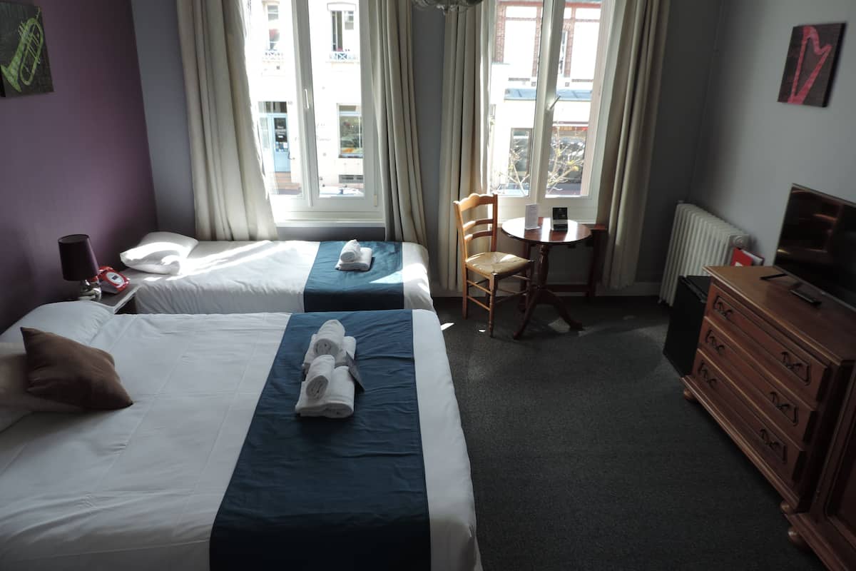 superior triple room | 1 bedroom, in-room safe, desk, laptop workspace