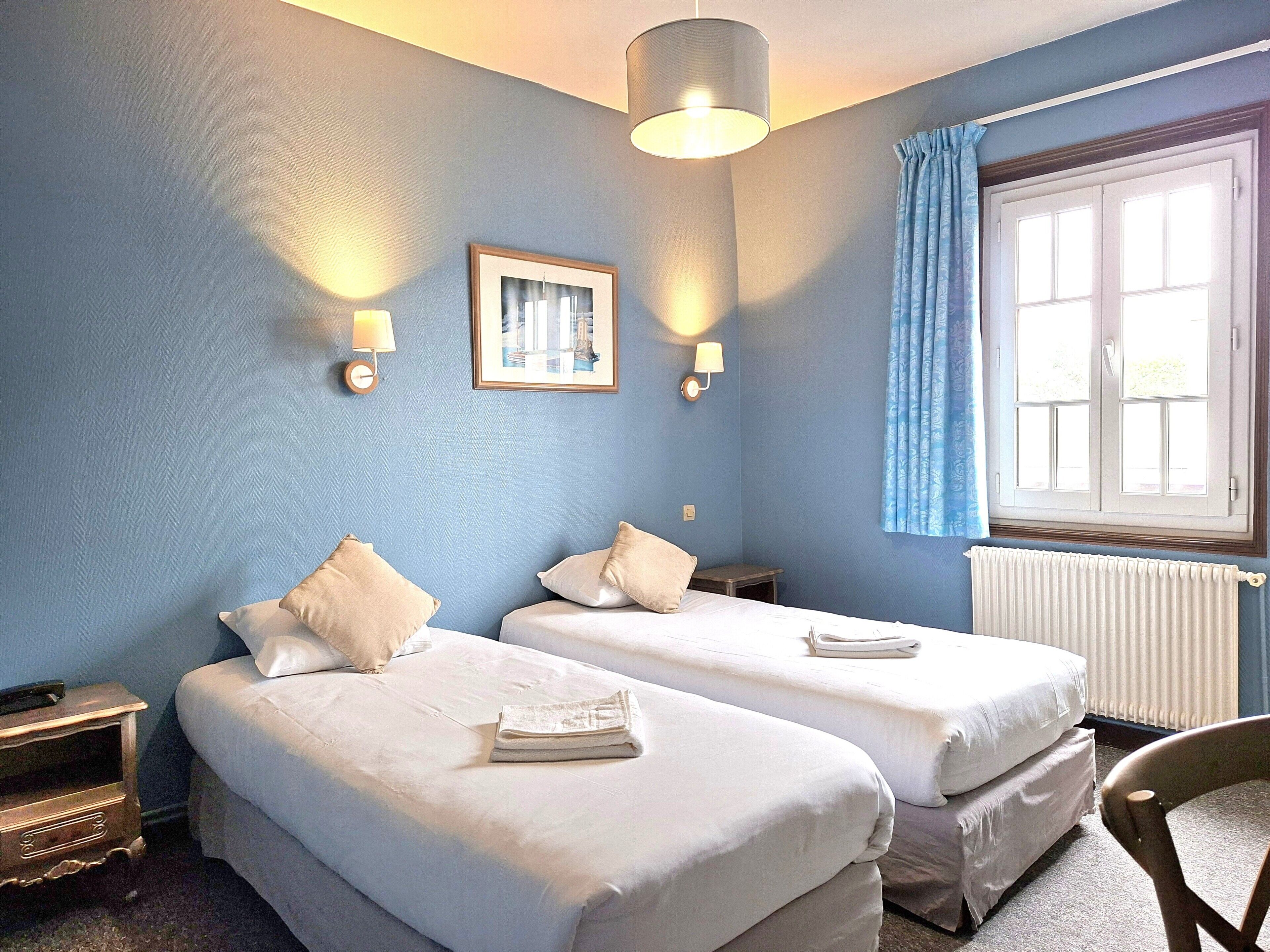 經典雙床房 | 客房內保險箱、書桌、筆電工作空間、遮光布/窗簾