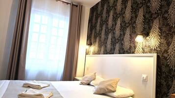 Double Room | In-room safe, desk, laptop workspace, blackout drapes