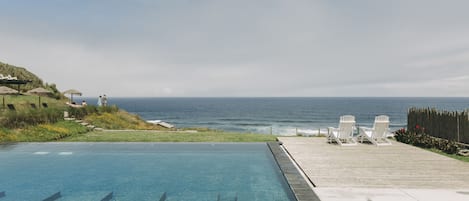 Piscine extérieure, chaises longues