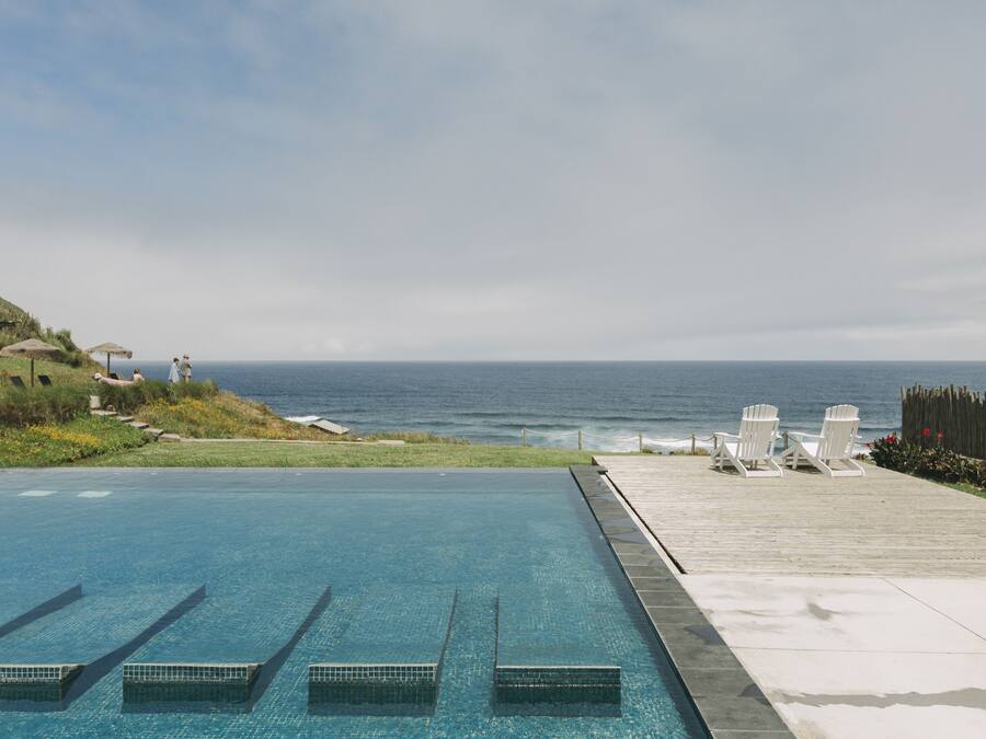 Utendørsbasseng og solsenger