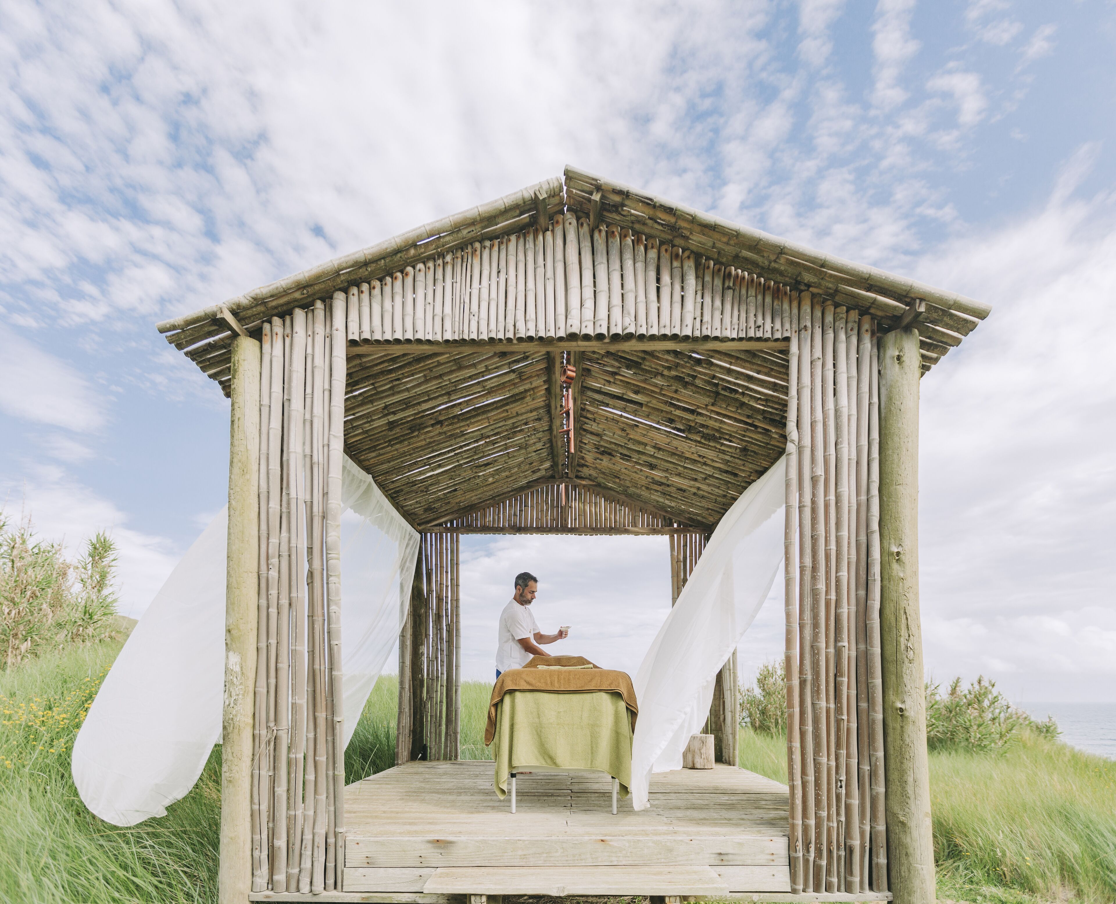 Aire de soins extérieure, massage sur la plage