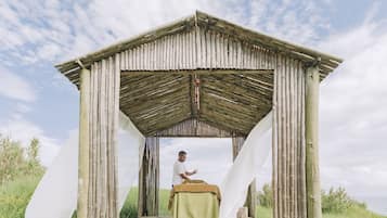 Aire de soins extérieure, massage sur la plage