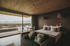 Estudio superior, hidromasaje, vista parcial al mar | 1 habitación, camas con efecto memoria y minibar 