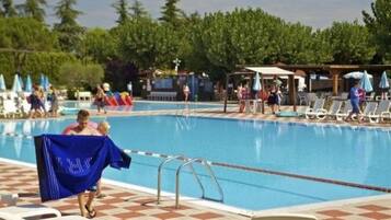 2 piscines extérieures