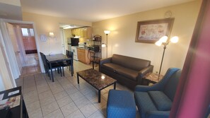 Apartment, 2 Schlafzimmer | Wohnbereich | 32-Zoll-LED-Fernseher mit Kabelempfang, Fernseher, MP3-Dockingstation