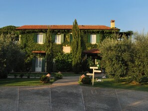 A two-story house with a red-tiled roof, green shutters, and ivy-covered walls. - La Meridiana (Lanuvio)
